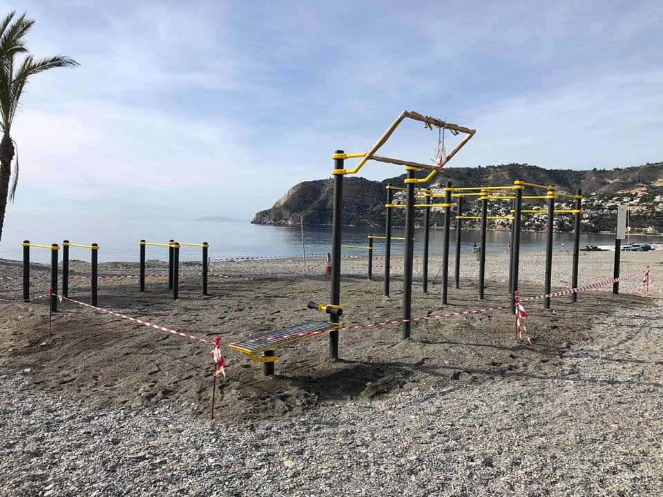 Primeros parques deportivos de entrenamiento en las playas sexitanas