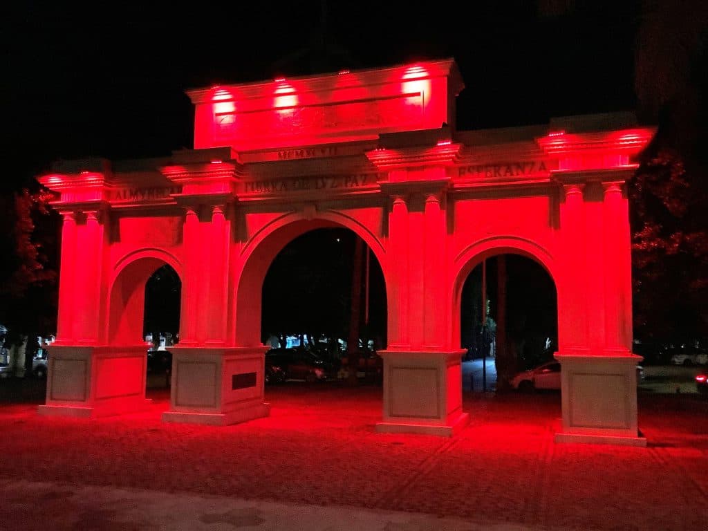 Almuñécar ilumina su Puerta de color rojo con motivo del Día Mundial contra el Sida