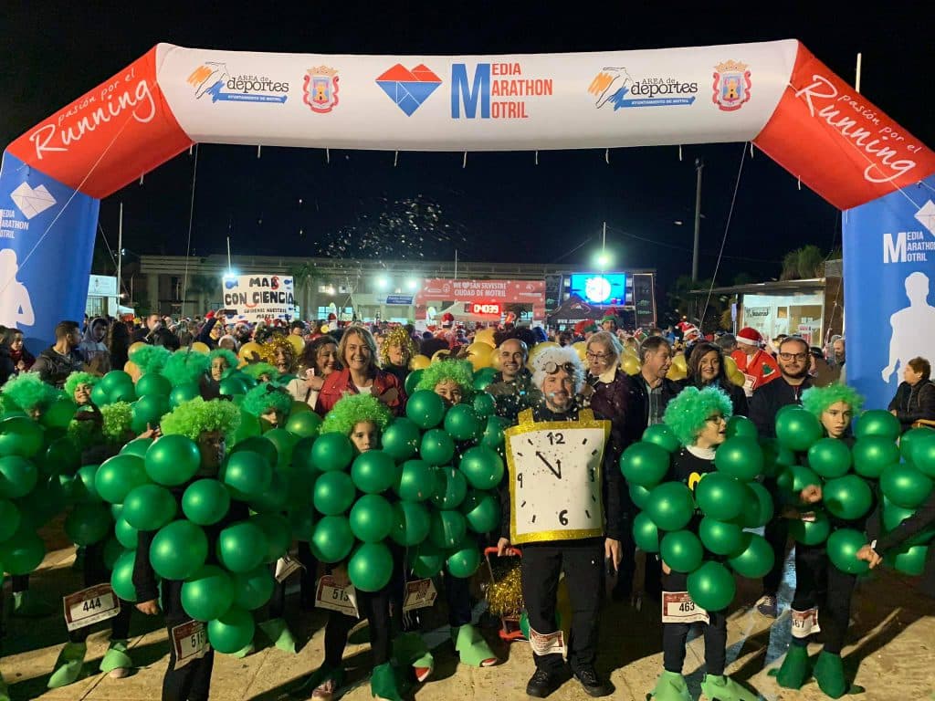Un millar de corredores convierten la San Silvestre motrileña en una gran fiesta de color y alegría