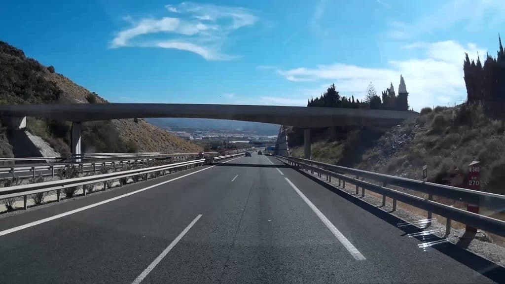 Muere un hombre de 24 años al chocar su vehículo contra el guardarraíl en la A-7 en Nerja