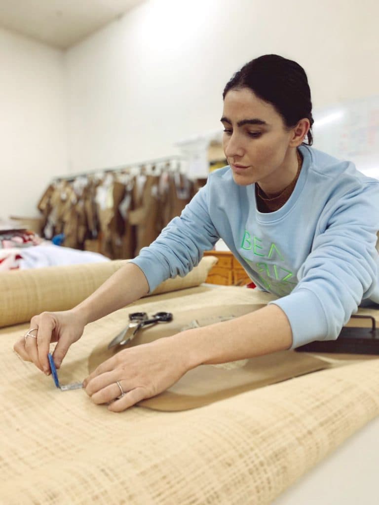 Beatriz Peñalver presenta en FITUR su colección cápsula de verano inspirada en los Chiringuitos de la Costa Tropical