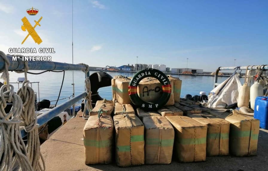 La Guardia Civil se incauta de 1.200 kilos de hachís en la playa de Melicena