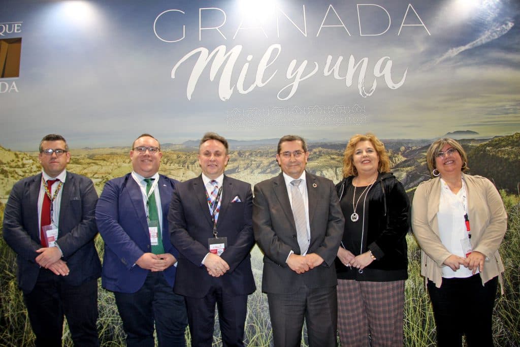 Granada presenta en Fitur tres nuevos folletos de turismo familiar, buceo y golf