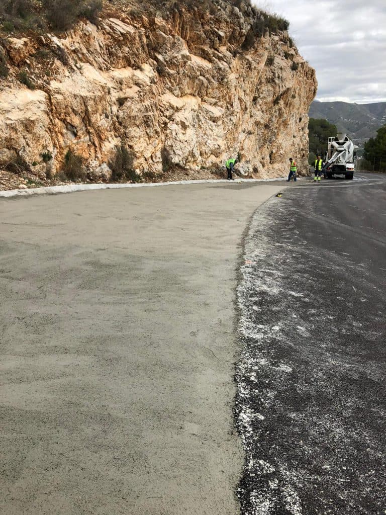 Mejora de las cunetas del vial de Cerro Gordo tras ser asfaltadas