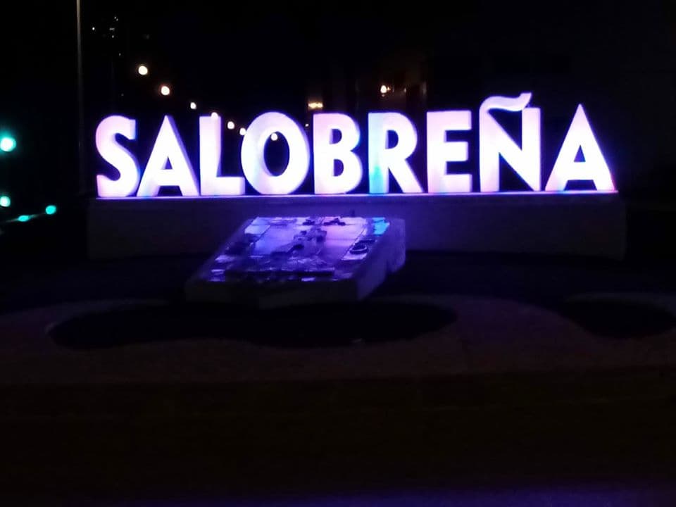 Salobreña se tiñe de morado ante el asesinato de Mónica y su hija de 3 años en Esplugues de Llobregat