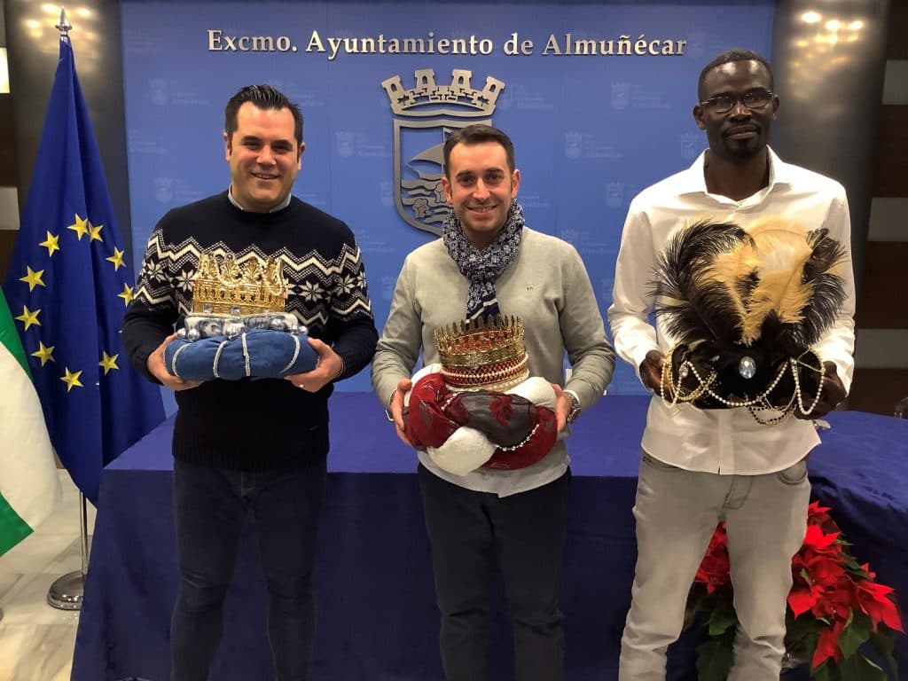 Los Reyes Magos de Almuñécar reciben sus coronas y se preparan para una cabalgata de cuento