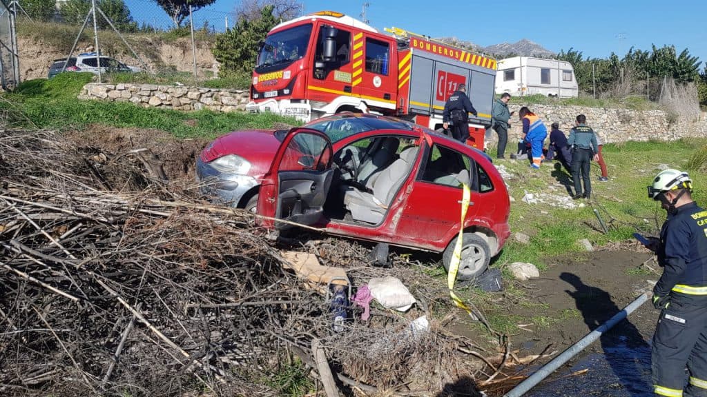 Rescatada una mujer en Molvízar atrapada debajo de su vehículo