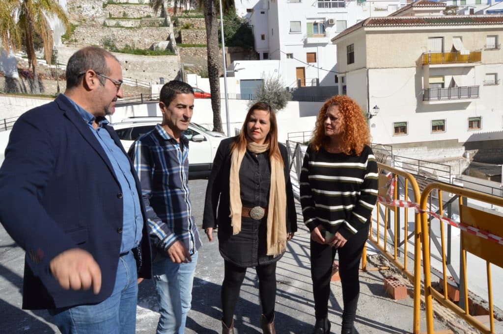 Salobreña ultima detalles en la plaza del Antiguo Mercado para convertirlo en un mirador