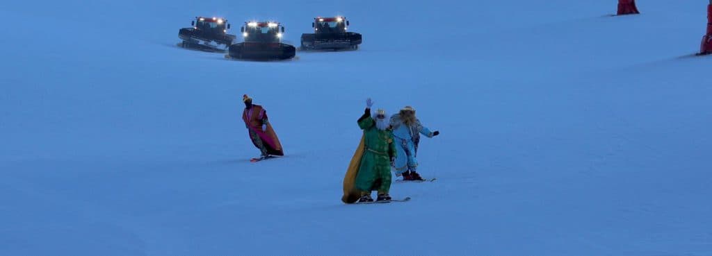 Los Reyes Magos llegan esquiando a Sierra Nevada por la pista iluminada de El Río