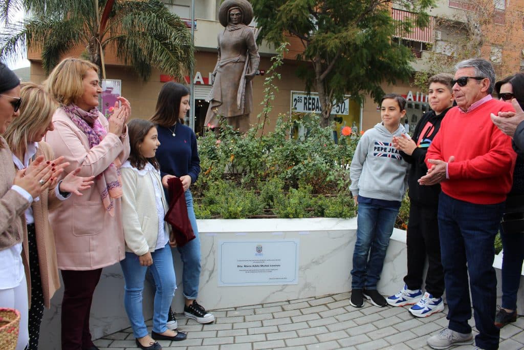 Motril honra el recuerdo de Adela Muñoz con una placa conmemorativa en el monumento a la mondera