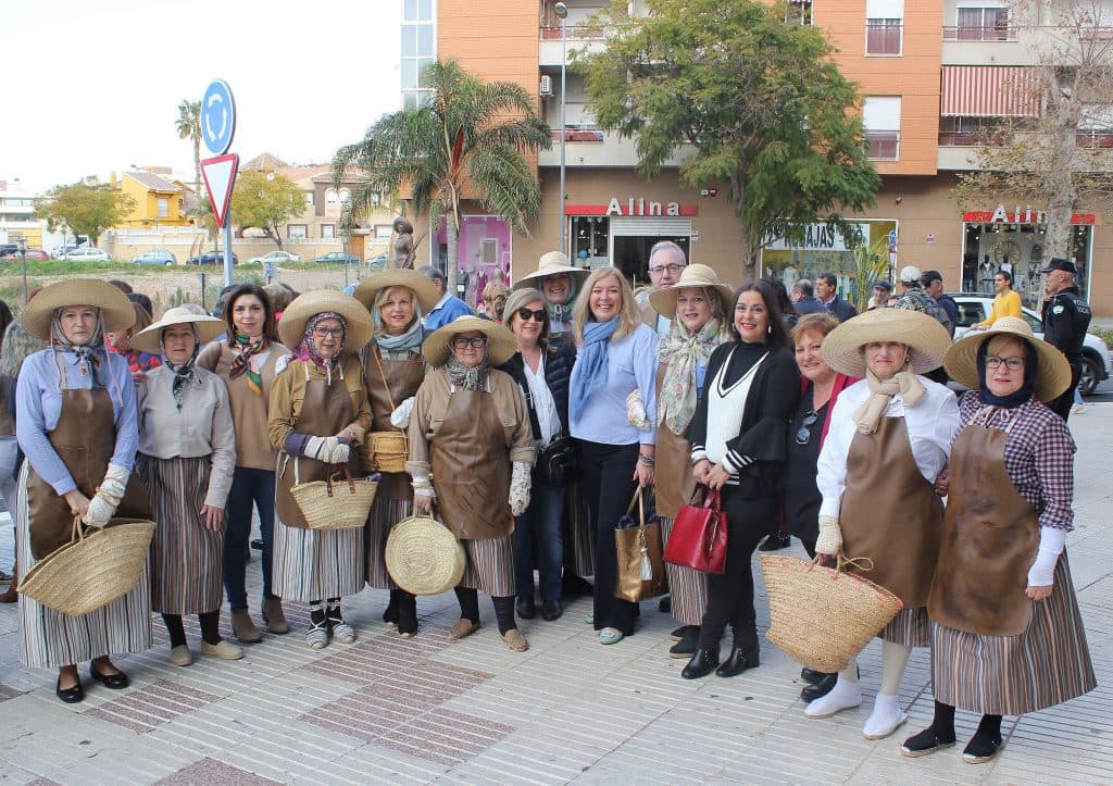 El PSOE muestra su admiración y cariño a María Adela Muñoz en el homenaje realizado por la Ciudad en la rotonda de La Mondera