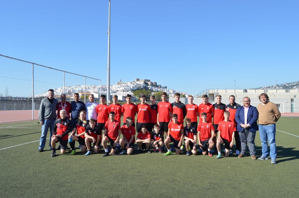 Un equipo de fútbol alemán pasa la semana en Salobreña para entrenar y conocer el municipio