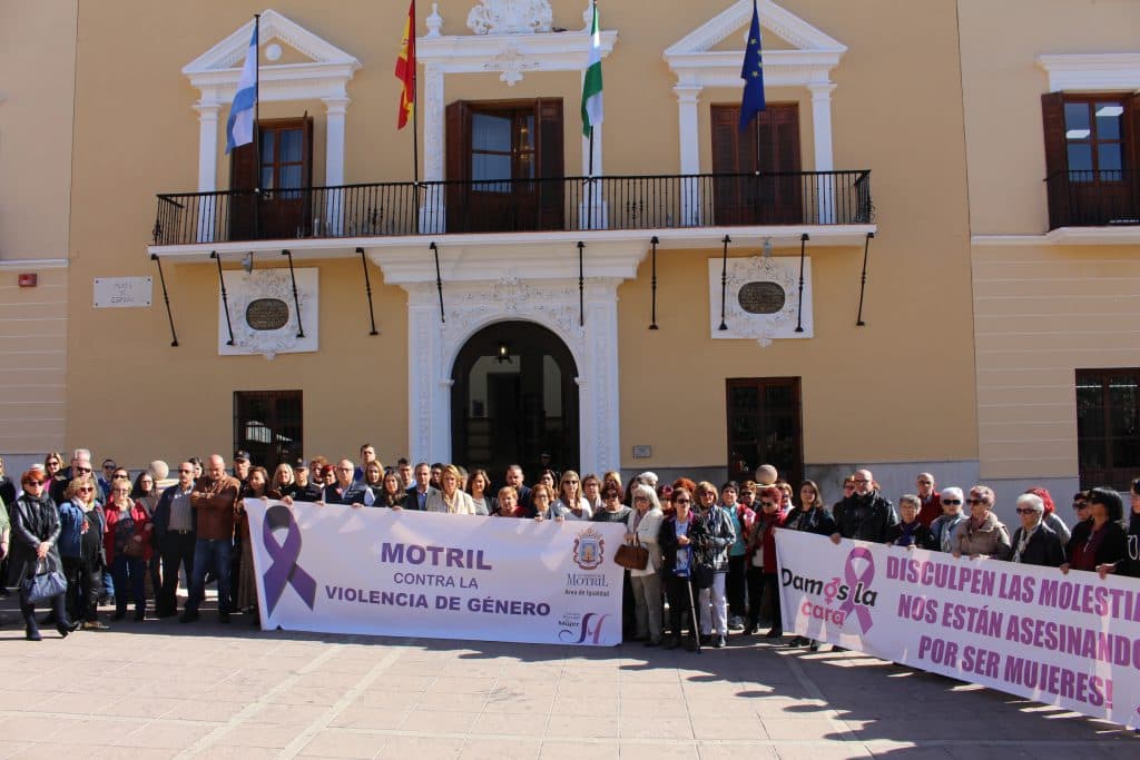 Motril guarda un minuto de silencio contra la violencia machista tras el asesinato de una mujer en Granada