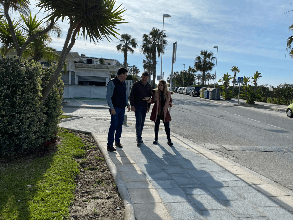 Actuaciones de mantenimiento en Playa Granada y Playa Poniente