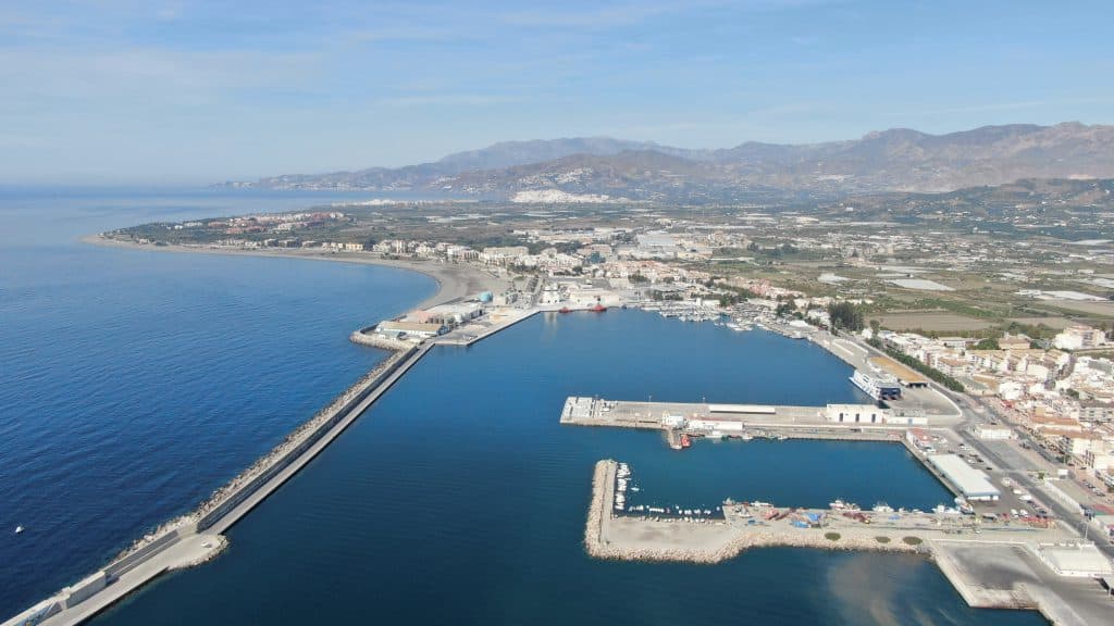 El Puerto de Motril saca a concurso la limpieza viaria, jardinería y recogida, tratamiento y eliminación de residuos por casi 1,5 millones de euros