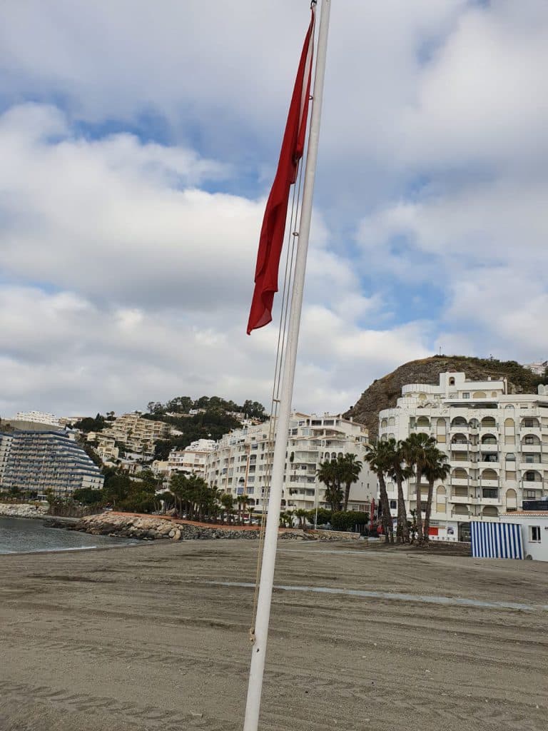 La Policía Local iza la bandera roja en las playas sexitanas, que permanecerán cerradas