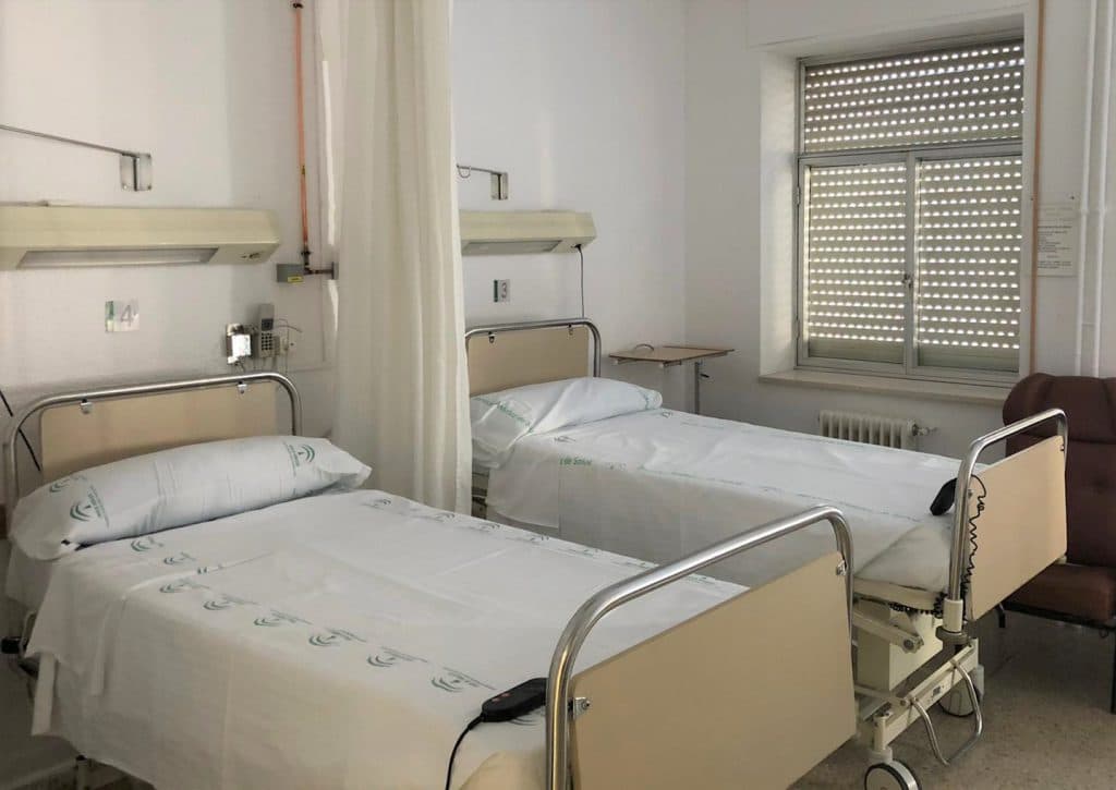Comienzan los traslados de pacientes con coronavirus desde el nuevo Clínico (PTS) al antiguo hospital de la Avenida Madrid
