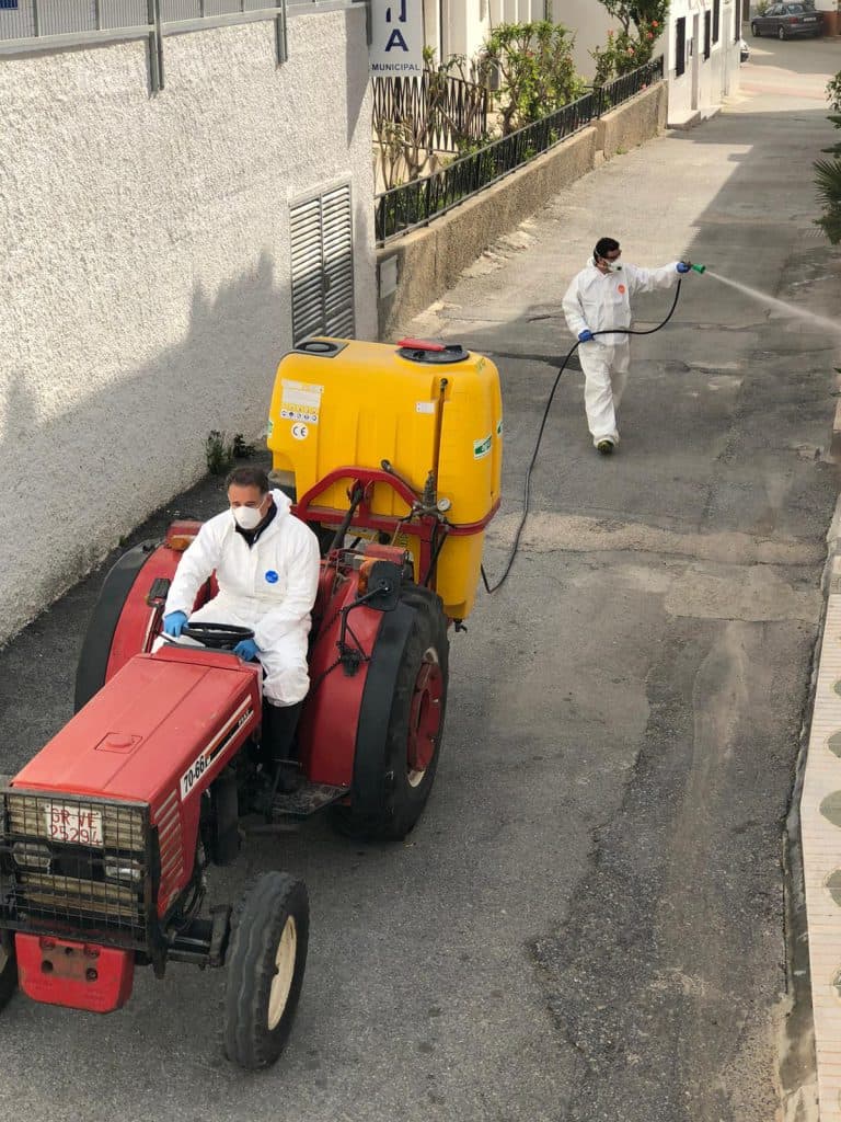 Varios agricultores se suman a las labores de desinfección de Salobreña y sus anejos