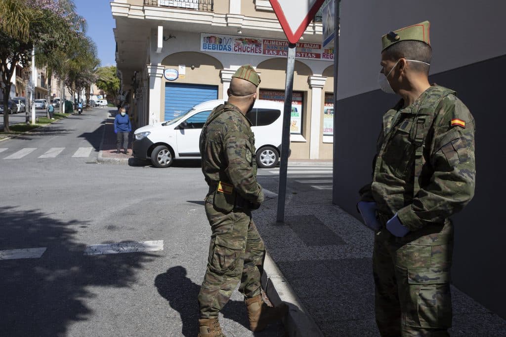 La Legión informa en centros sanitarios y residencias de mayores de Motril