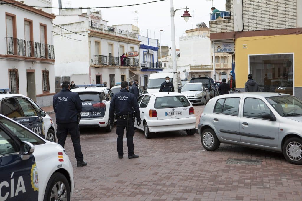 La policía interviene en el Varadero para disolver concentraciones de personas en la calle