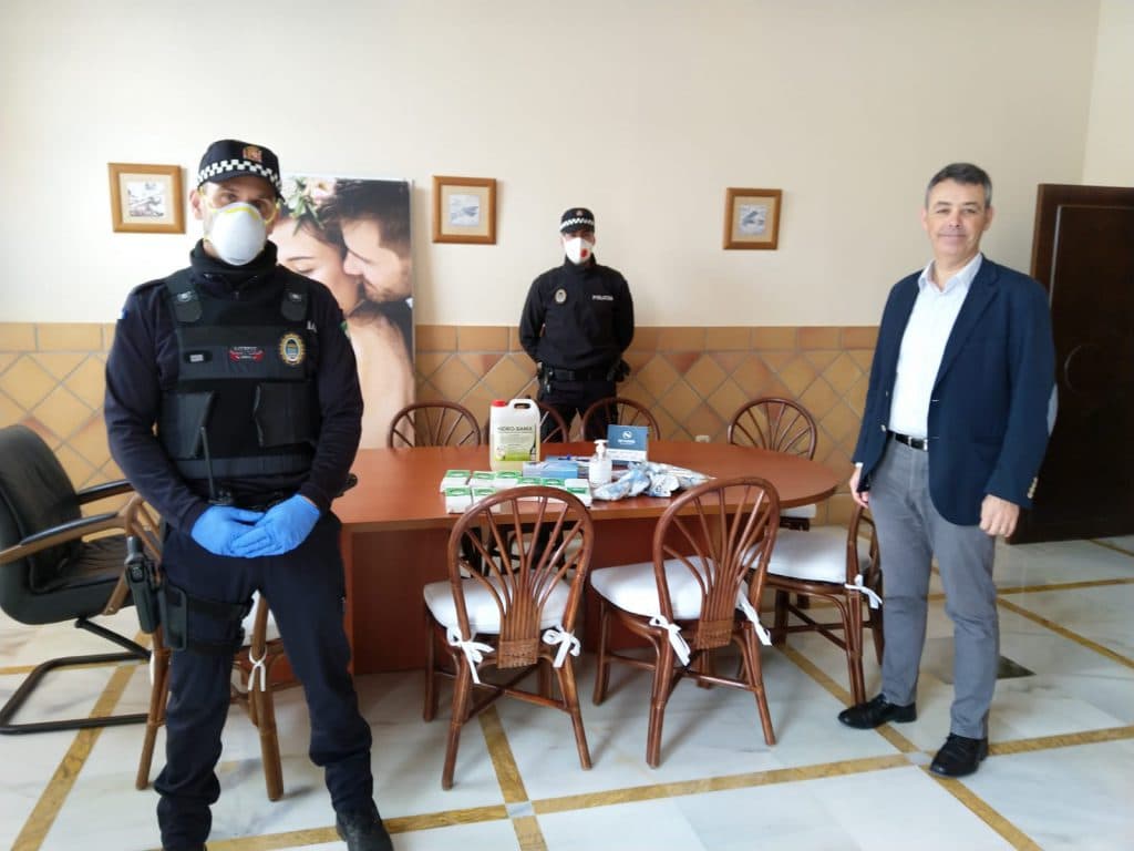 El Hotel Almuñécar Playa entrega material de protección al Ayuntamiento sexitano