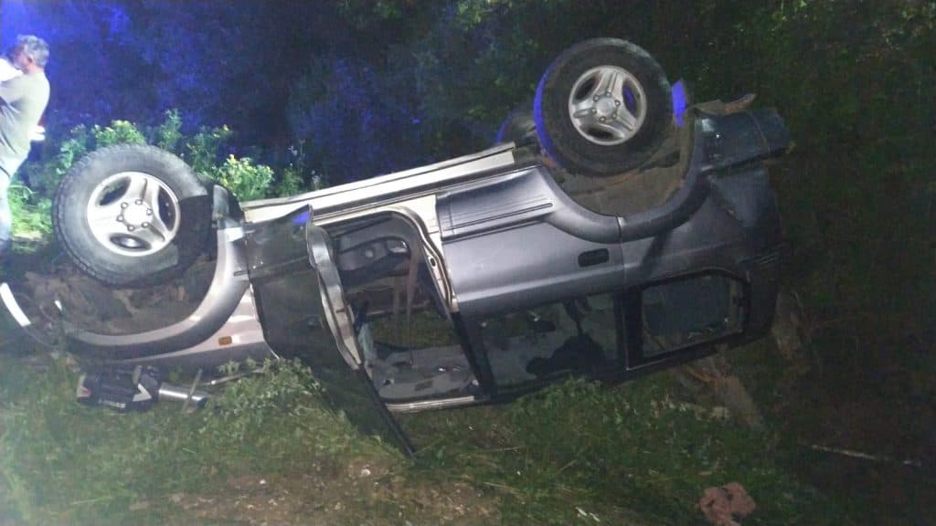 Tres adultos y dos niños heridos al volcar un vehículo todoterreno en la Cuesta del Marchante en La Herradura