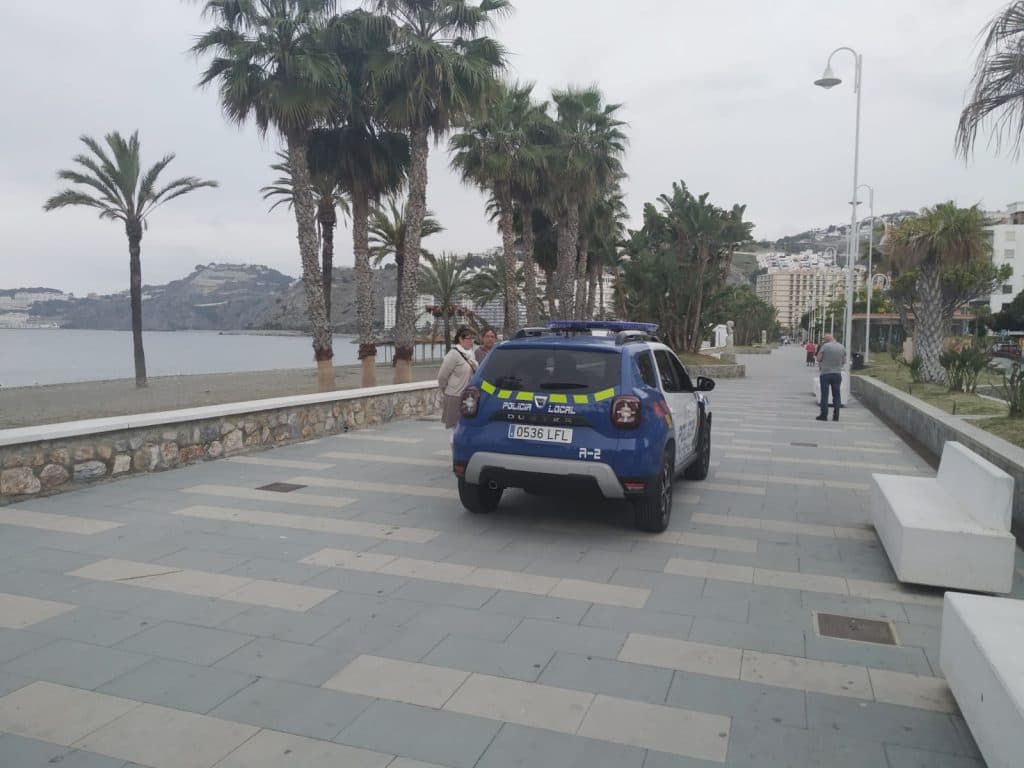Agentes del orden mandan a sus casas a quienes incumplen el confinamiento en Almuñécar y La Herradura