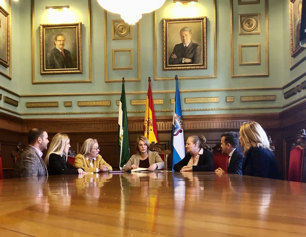 Los alumnos de automoción del IES La Zafra podrán mejorar su formación gracias al convenio de cesión de vehículos por parte del Ayuntamiento