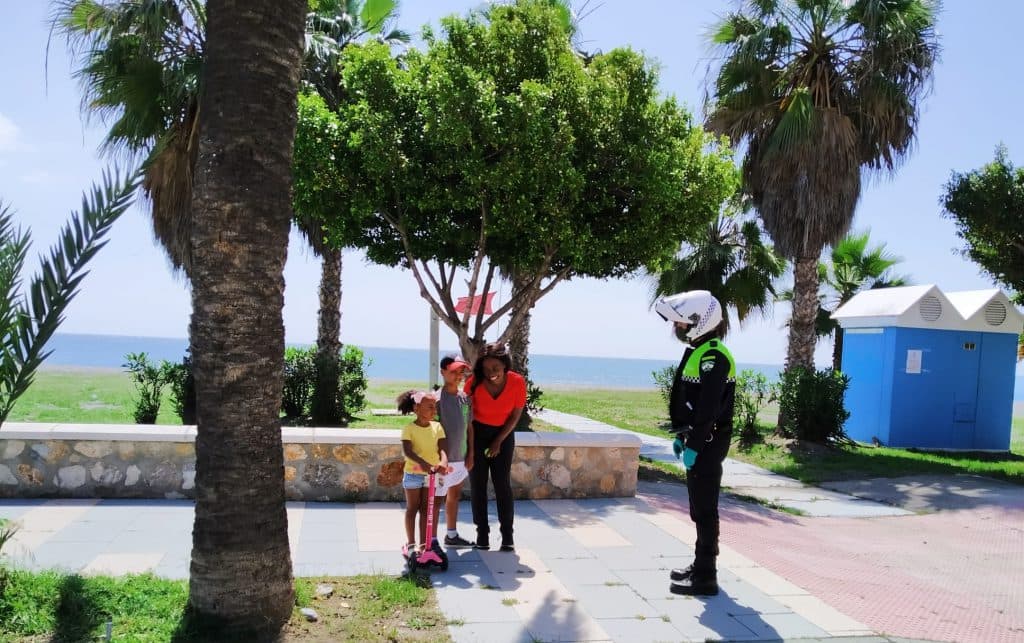 Niñas y niños sexitanos disfrutaron de su primera salida a la calle tras 43 días de confinamiento