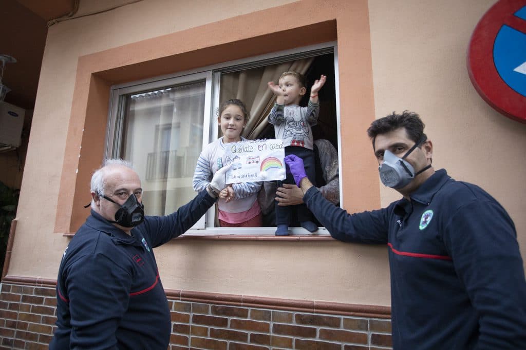 Los Bomberos de Motril reciben el cariño de los peques de la casa