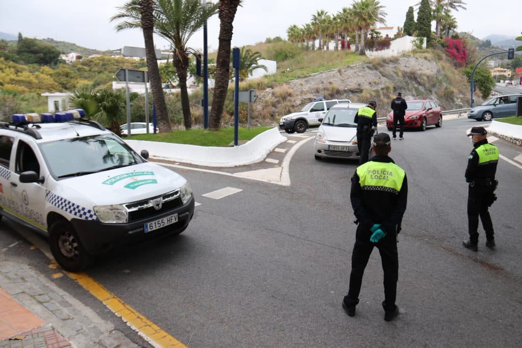 Almuñécar monta controles en todos los accesos para evitar la llegada de de propietarios de segunda residencia
