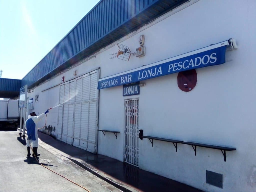 Operativo de limpieza y desinfección en el puerto pesquero