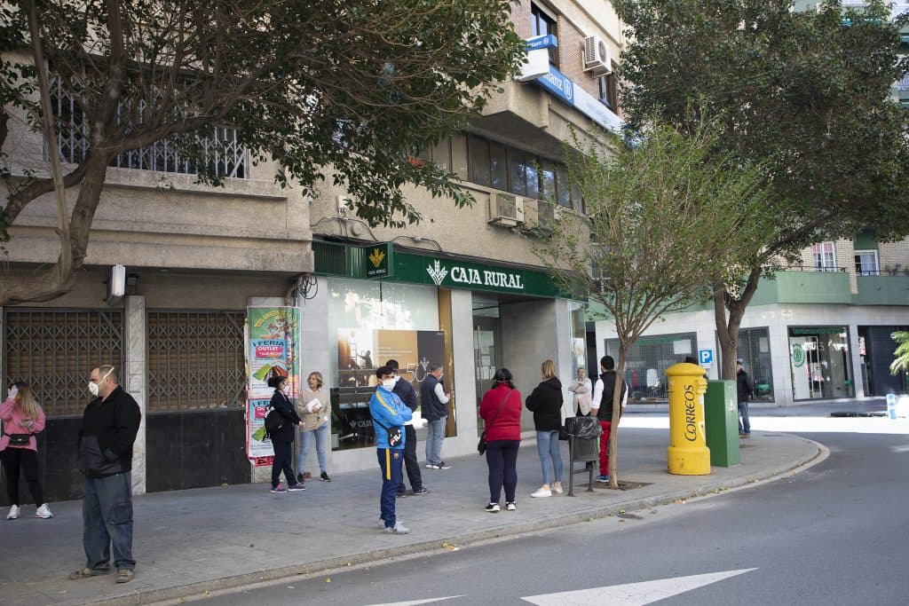 Colas en los cajeros en tiempo de confinamiento