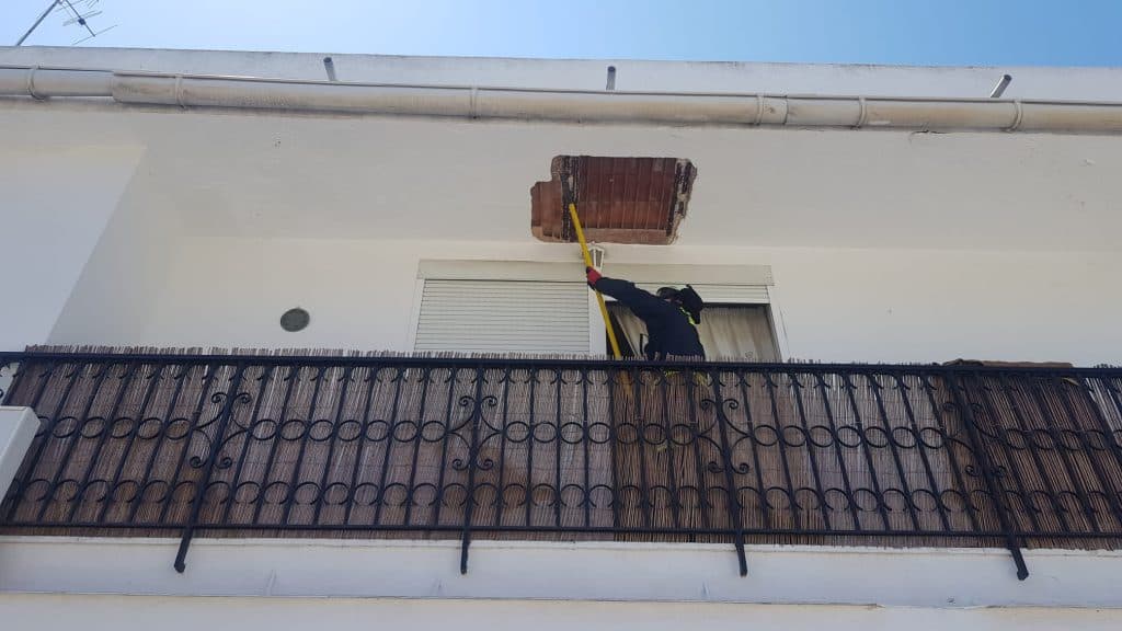 El desprendimiento de un voladizo hiere a un hombre en Almuñécar