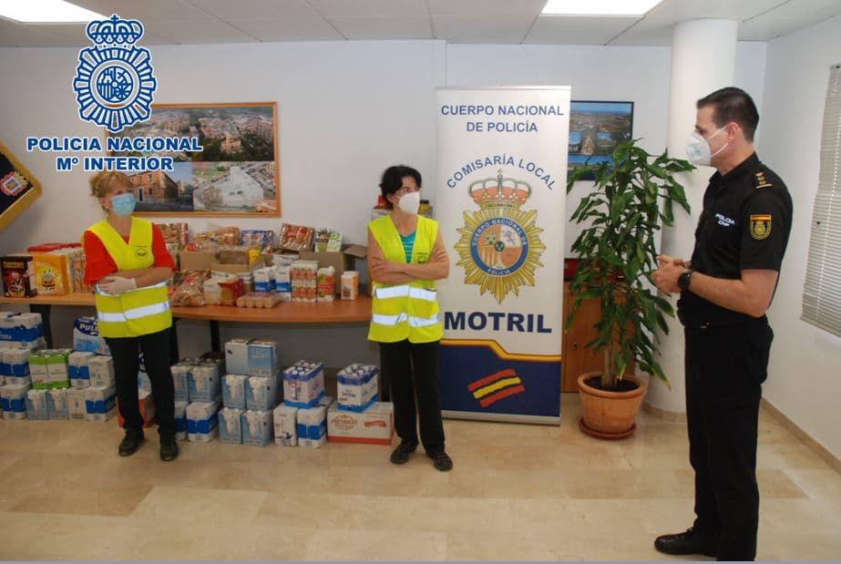 Agentes de la Policía Nacional de la Comisaría de Motril han llevado a cabo una recogida de alimentos solidaria
