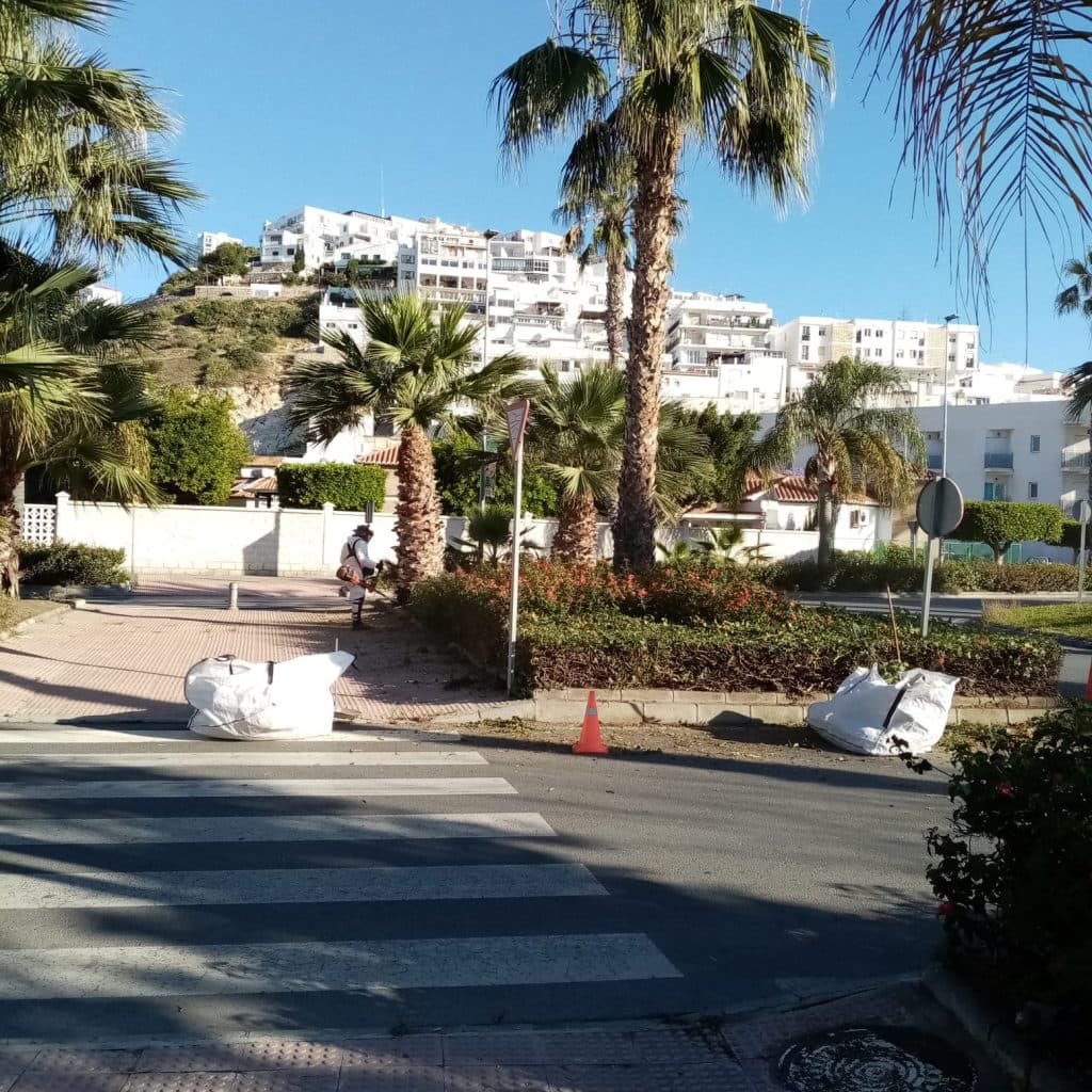 Salobreña intensifica la limpieza y cuidado de jardines tras el parón por el estado de alarma