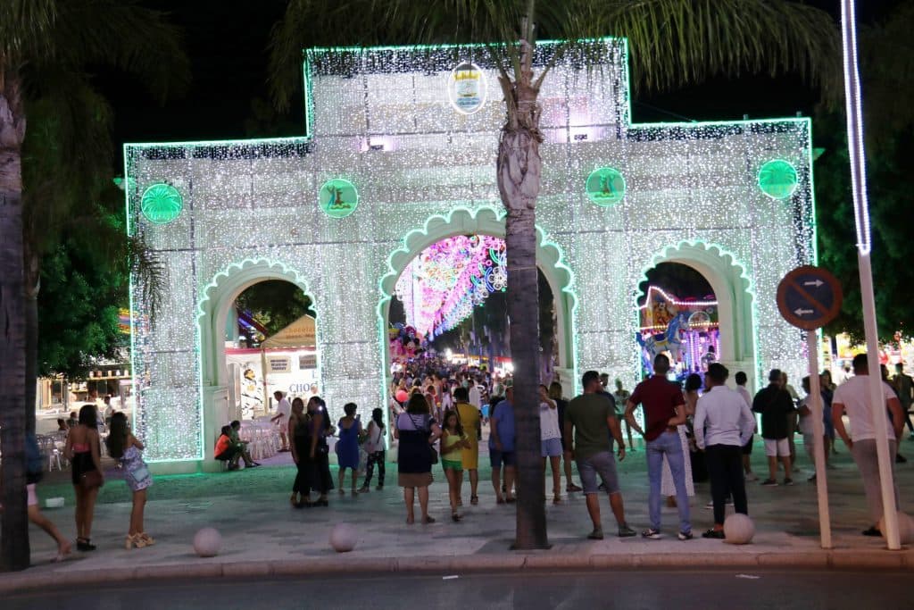 Una joven recibe asistencia en el hospital tras denunciar un supuesto pinchazo en la feria de Almuñécar