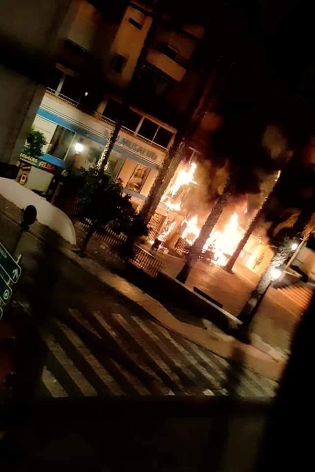 Arde el mobiliario de la terraza de una churrería en Almuñécar