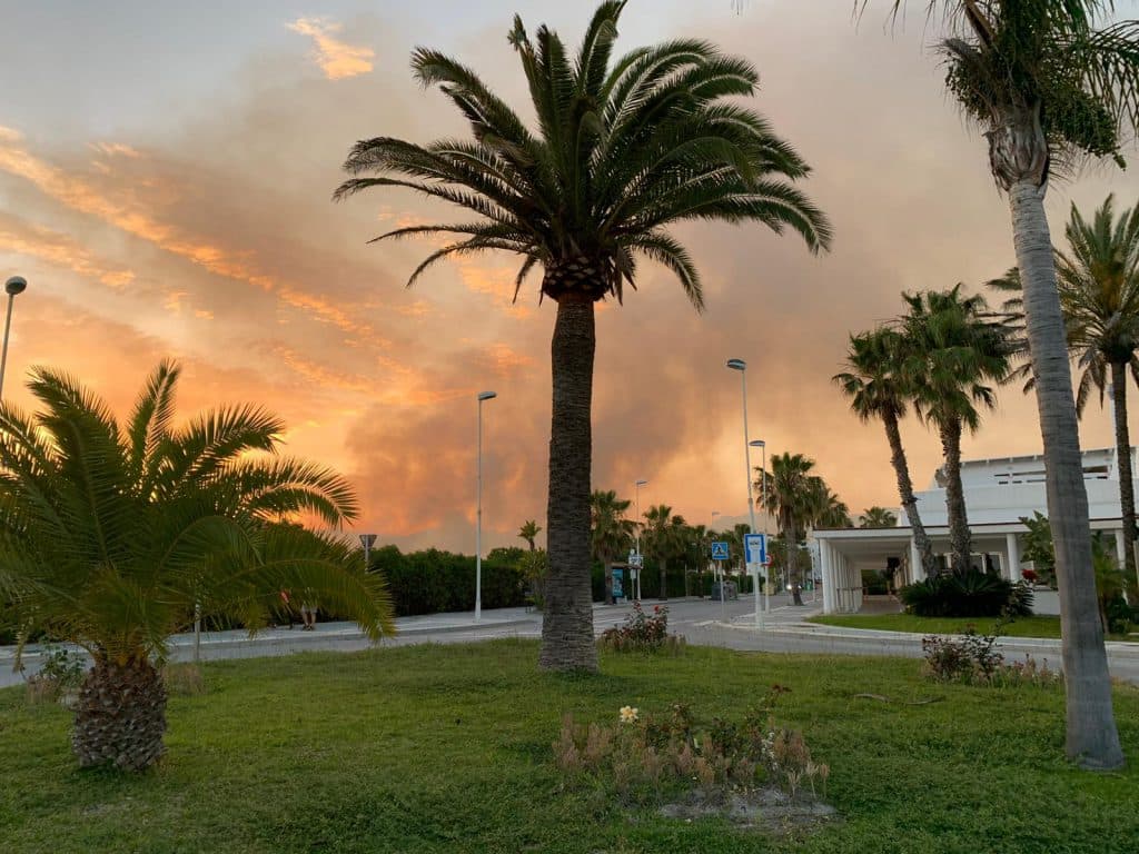 Los bomberos tratan de extinguir un incendio entre Playa Granada y Salobreña