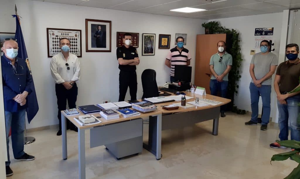 La Agrupación de Cofradías de Motril dona mascarillas para los agentes de la Policía Nacional
