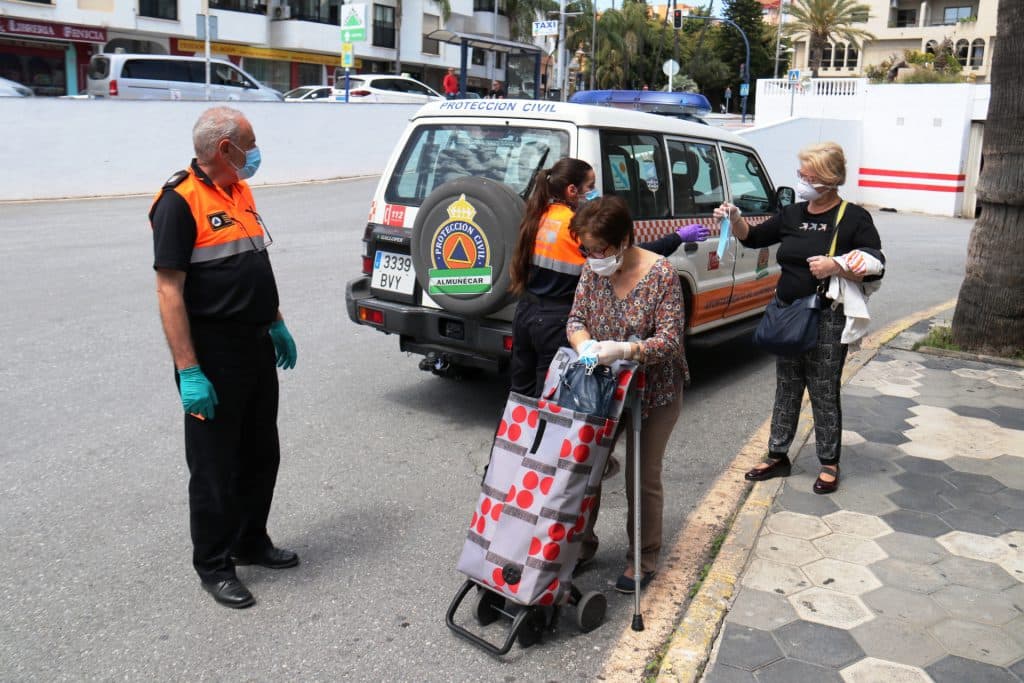 Protección Civil de Almuñécar reparte 8.000 mascarillas y material escolar a más de un centenar alumnos y 115 comidas