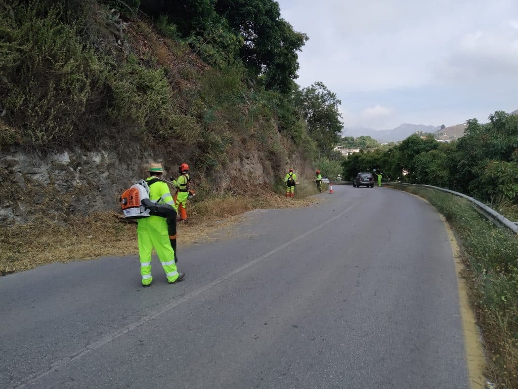 Limpieza de la Carretera de la Cabra por el Barrio de Torrecuevas de Almuñécar