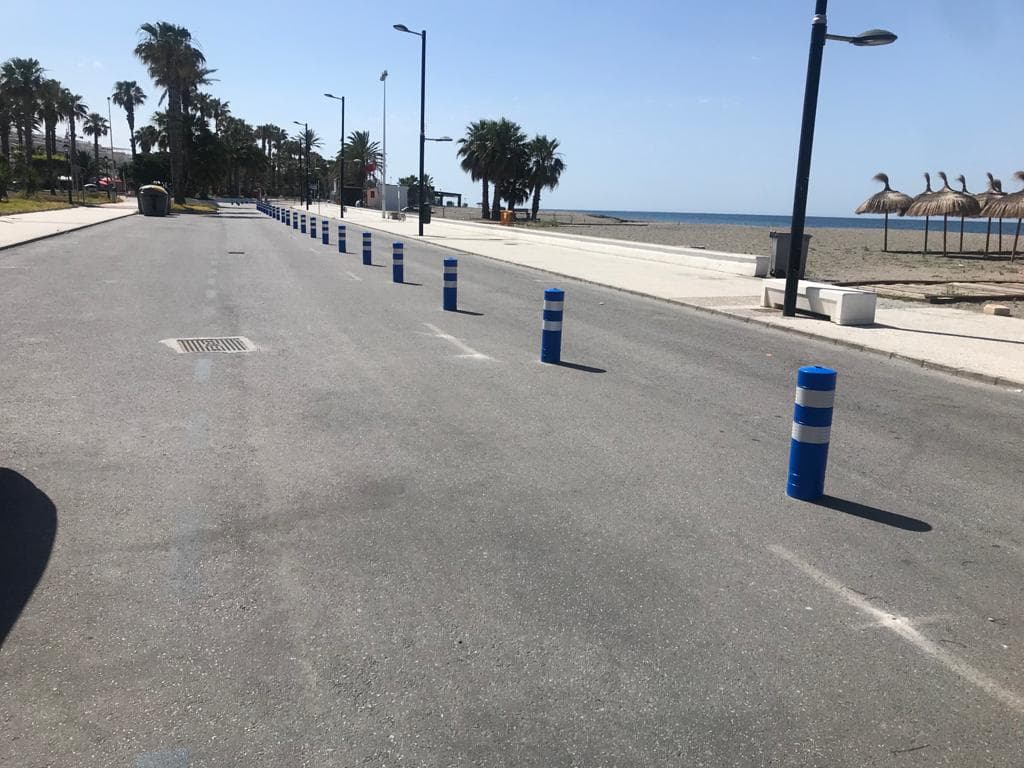 Salobreña divide su paseo marítimo para que los peatones circulen manteniendo la distancia de seguridad