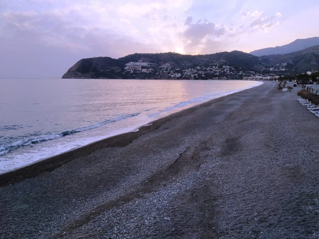 Prohibidas las fiestas y las reuniones en las playas de la Costa Tropical entre las 23:00 y las 7:00 horas