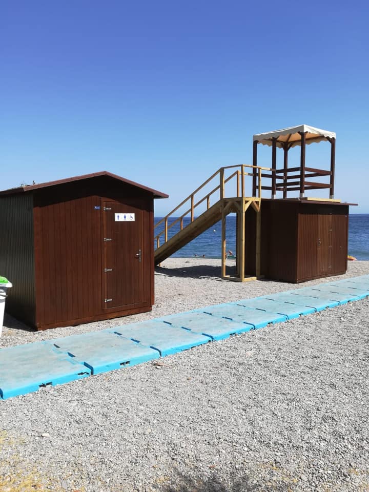 Almuñécar invierte casi 30.000 euros en mejoras en la playa de Marina del Este