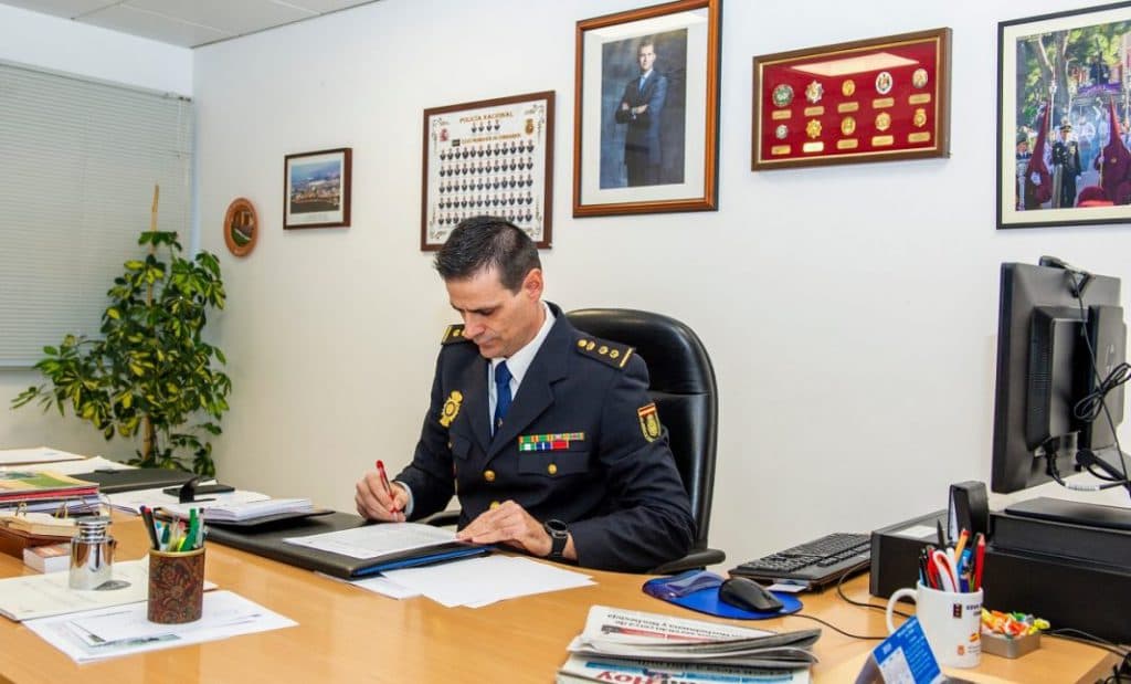 El Comisario Jefe distinguido con la Cruz al mérito con distintivo blanco