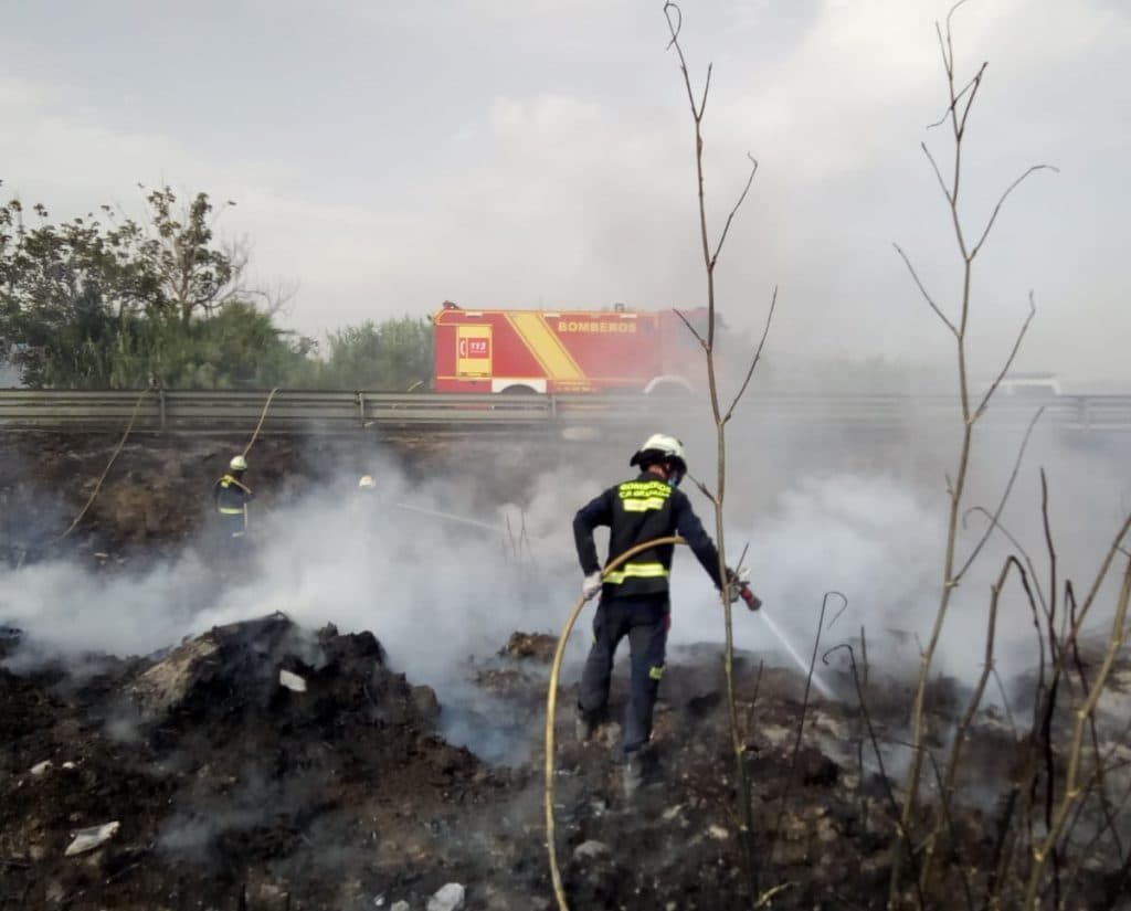 Incendio en un cañaveral junto a la N-340 en Torrenueva Costa