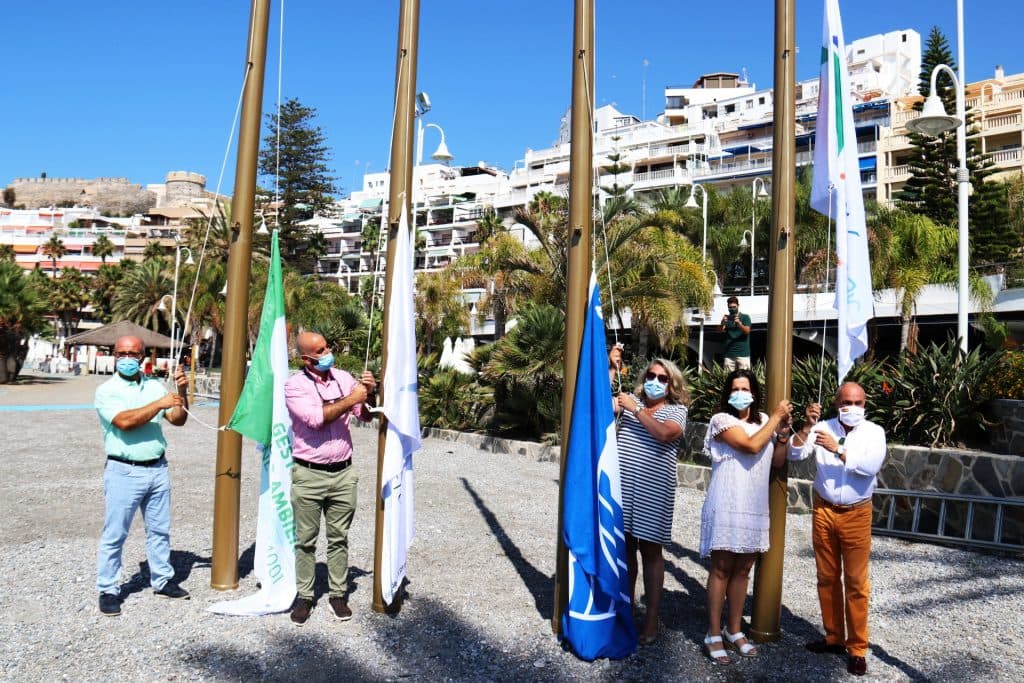 Almuñécar iza en sus playas las 5 banderas ISO 14.001, 4 banderas Q de Calidad y 3 banderas azules