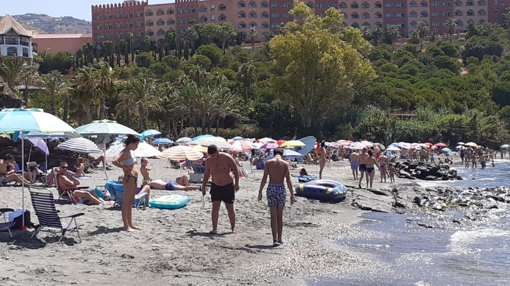 Las playas de Almuñécar y La Herradura ofrecieron este domingo la mejor imagen desde que comenzó el verano.