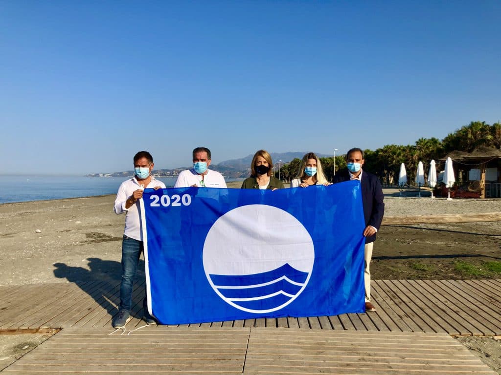 Playa Granada y Calahonda lucen sus banderas azules como distintivo de calidad y sostenibilidad ambiental